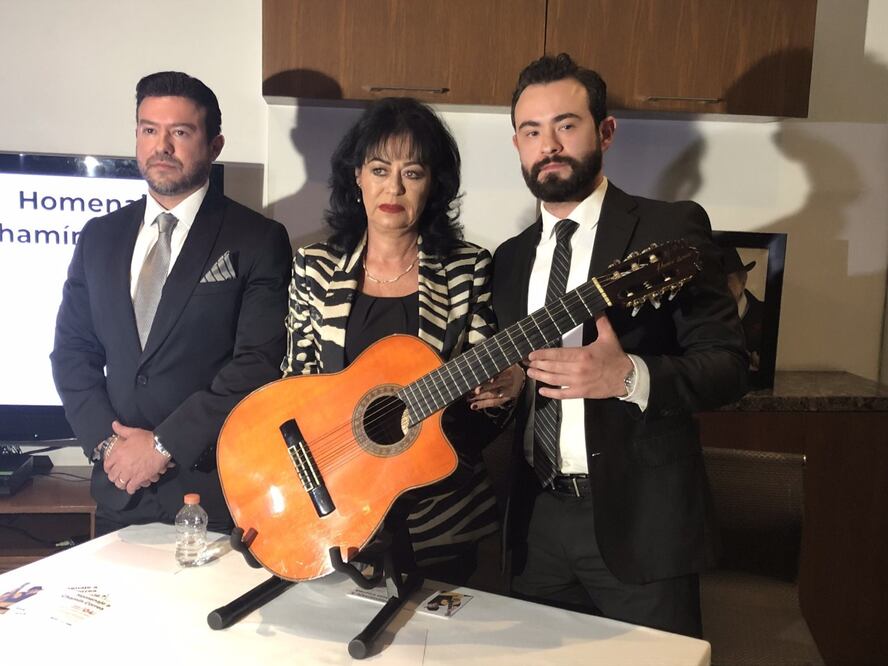 Los hijos de Chamin, Manolo y Elliott junto a su madre y viuda del requinto de Los Tres Caballeros, Pilar de Correa. Foto: Leonardo González