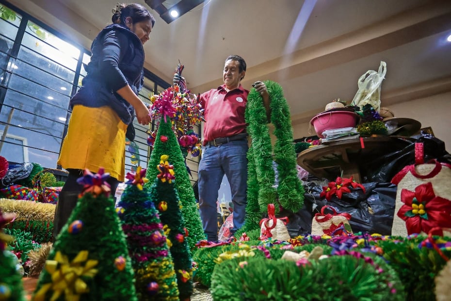 Yolanda y Noé producen con trabajo y esfuerzo desde coronas navideñas hasta árboles de Navidad en su propio hogar. Foto: Luis Camacho / EL UNIVERSAL
