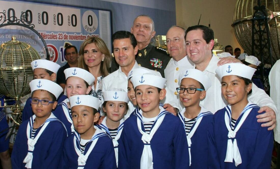 El mandatario saludó a los Niños Gritones de la Lotenal, quienes dedicaron su tradicional porra a la Armada de México y al Presidente de la República. /Especial