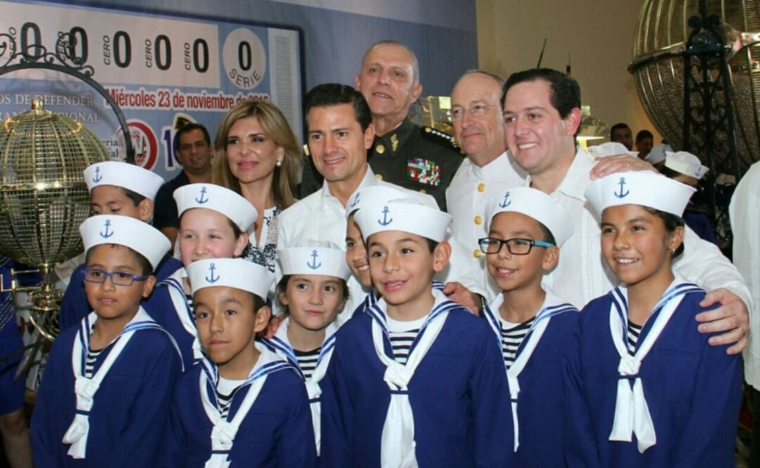 El mandatario saludó a los Niños Gritones de la Lotenal, quienes dedicaron su tradicional porra a la Armada de México y al Presidente de la República. /Especial
