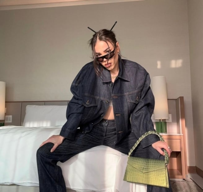 Danna Paola derrocha estilo en look "total denim" con brasier