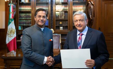 Desusa AMLO la banda presidencia al recibir a embajadores