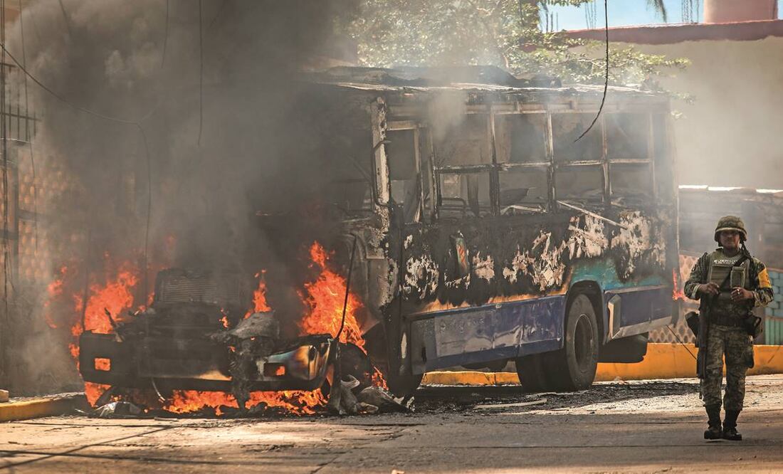 Camión de pasajeros en llamas en calles del fraccionamiento Las Playas, en Acapulco. Foto: David Guzmán/ EFE.