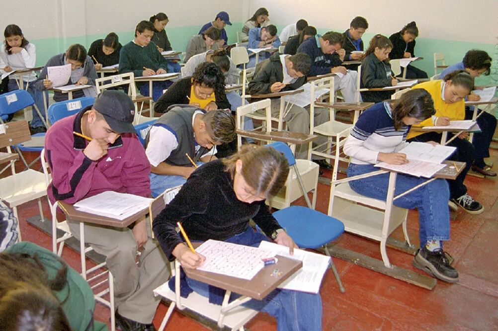 Evalúan si aprendieron. Planea se realiza en mil 842 centros escolares y se prevé que en la evaluación participen más de 153 mil 288 alumnos. (ARCHIVO ELUNIVERSAL)