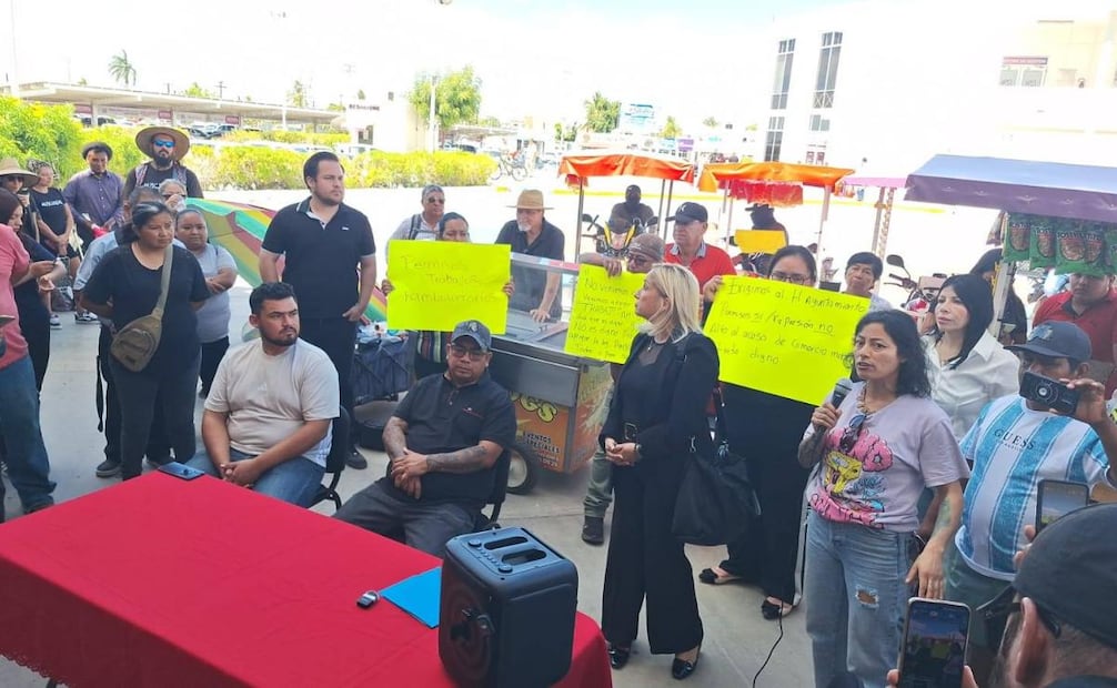 Comerciantes protestan por inconformidad ante detención de vendedor en La Paz, BCS; piden revisar mecanismos de regulación.
Foto: Especial.