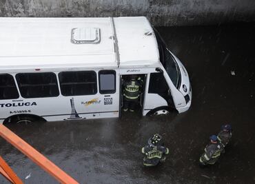 A causa de la lluvias, autobús de pasajeros en Toluca queda atrapado en la ruta del Tren Interurbano