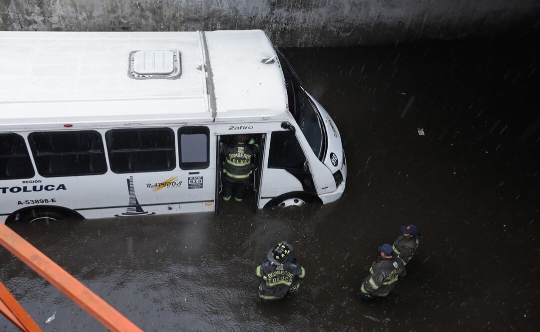 Las lluvias registradas esta tarde en el Valle de Toluca causaron estragos y un autobús de transporte público de pasajeros de la línea Rápidos quedó atrapado en uno de los bajo puentes de las Torres. Foto: Jorge Alvarado / EL UNIVERSAL