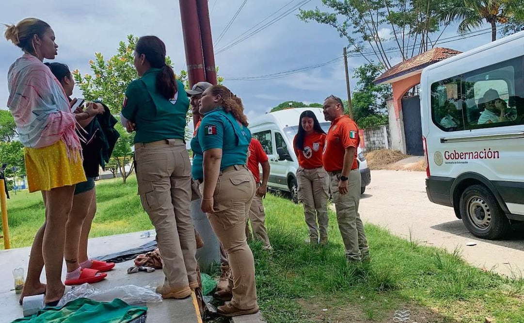 El lunes, decenas de migrantes se entregaron ante las autoridades migratorias, que les prometieron documentos para que pudieran llegar al centro del país. Foto: María de Jesús Peters / EL UNIVERSAL