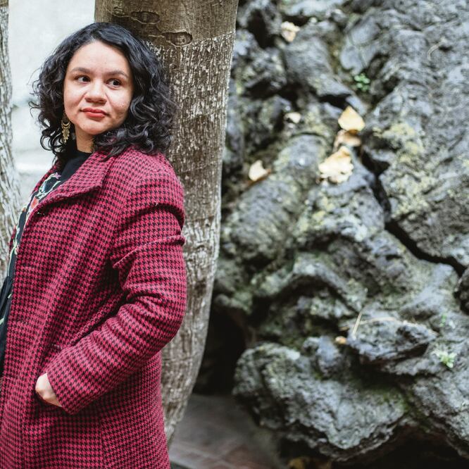 La escritora salvadoreña Elena Salamanca vive en México porque, asegura, aquí le dan dignidad a su trabajo y ven el arte como un oficio; ella ayudó a las caravanas de migrantes a obtener dinero y donaciones. GERMÁN ESPINOSA. EL UNIVERSAL