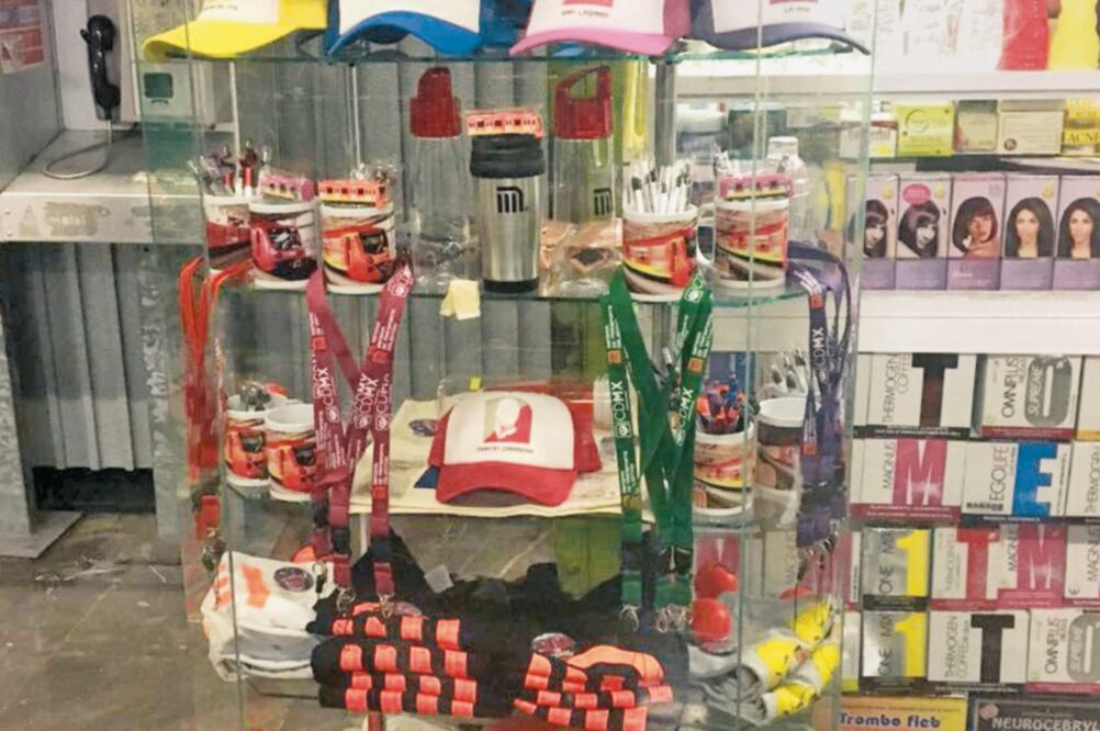 Los recuerdos alusivos a la red de transporte subterráneo van desde pins hasta gorras, playeras y termos con los iconos de las estaciones (EDUARDO HERNÁNDEZ. EL UNIVERSA)