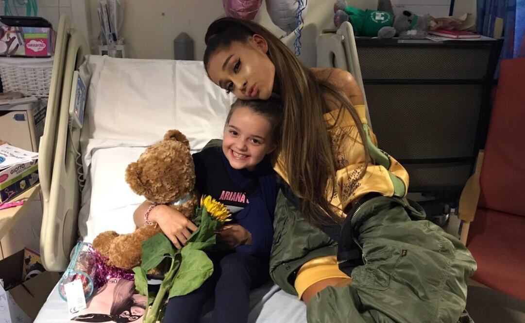 Ariana Grande visitando el Hospital Infantil Real de Manchester, el 2 de junio de 2017, tras el atentado. Foro: AP/ Manchester Evening News