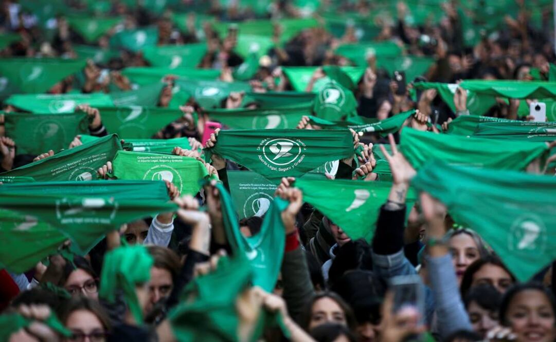 Miles salieron a las calles de Argentina a mostrar su apoyo al proyecto de ley de Interrupción Voluntaria del Embarazo  (Fotos: AP y Reuters)