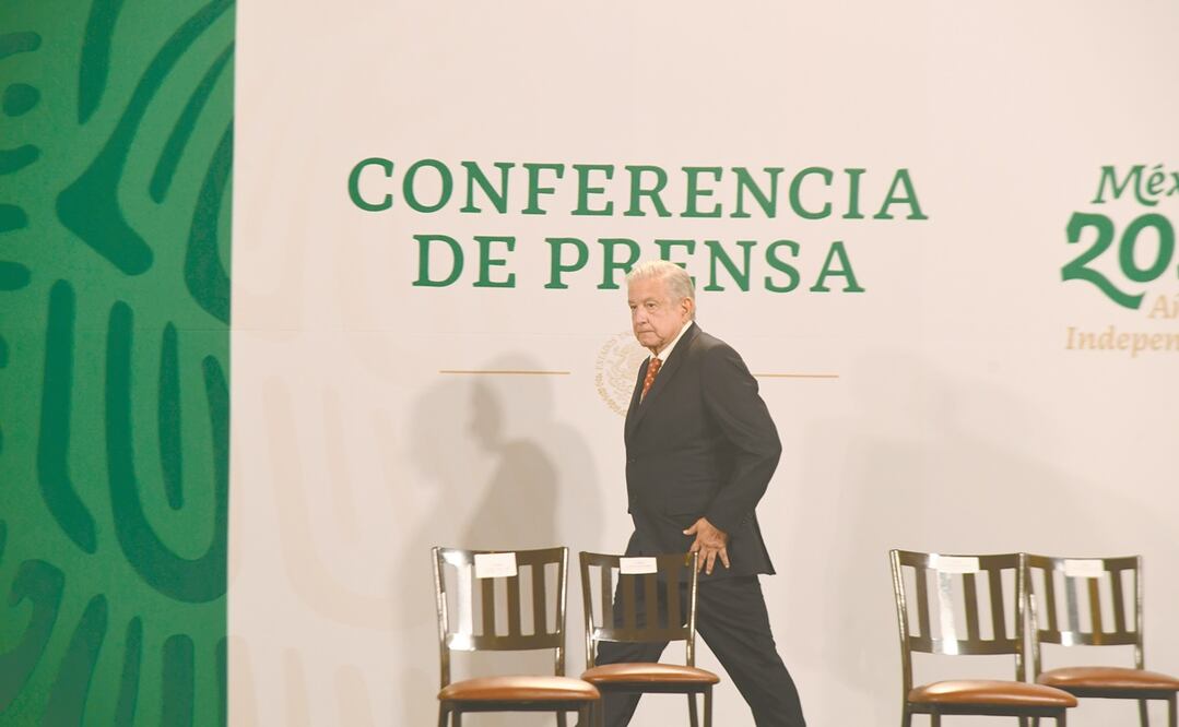 El presidente Andrés Manuel López Obrador afirmó que, desde su gobierno, se mantendrán las invitaciones para que políticos destacados tengan puestos dentro de la administración federal. Foto: ARMANDO MARTÍNEZ. EL UNIVERSAL
