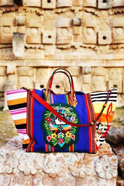 A indígenas mayas les pagan 200 pesos por adornar bolsas de 28 mil