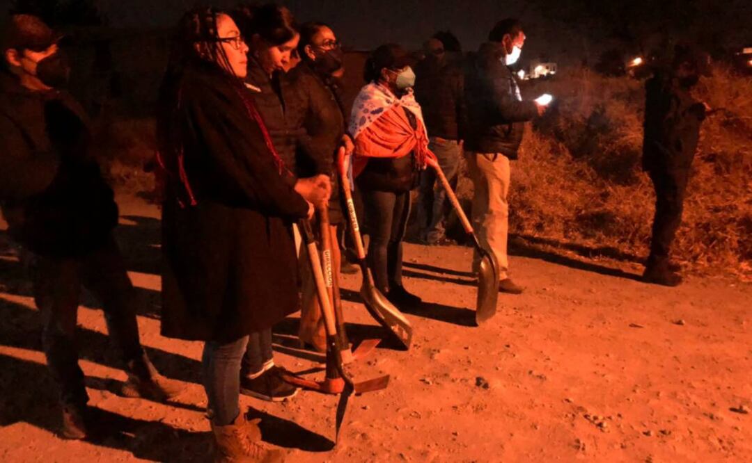 Foto: Especial/ Personas con palas para participar en la búsqueda de la menor