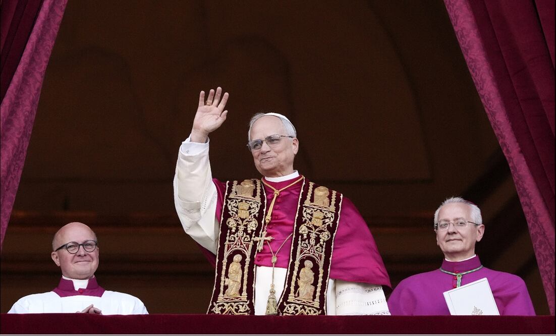 El papa León XIV saluda desde el balcón central de la Basílica de San Pedro tras ser elegido el 267 pontífice de la Iglesia Católica, en el Vaticano, el jueves 8 de mayo de 2025. Foto: AP