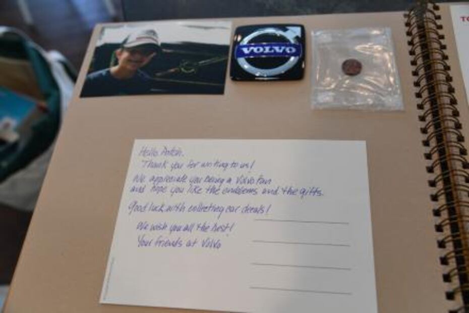 Niño pide emblemas a las marcas de autos y se hace viral