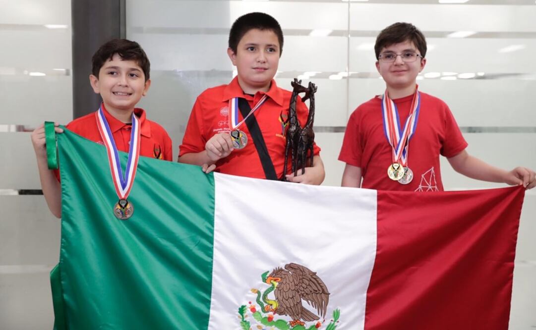 Llegan Luis Ángel, Javier y Mateo, ganadores de la olimpiada internacional de matemáticas al aeropuerto internacional de la Ciudad de México. Foto: IVÁN STEPHENS. EL UNIVERSAL