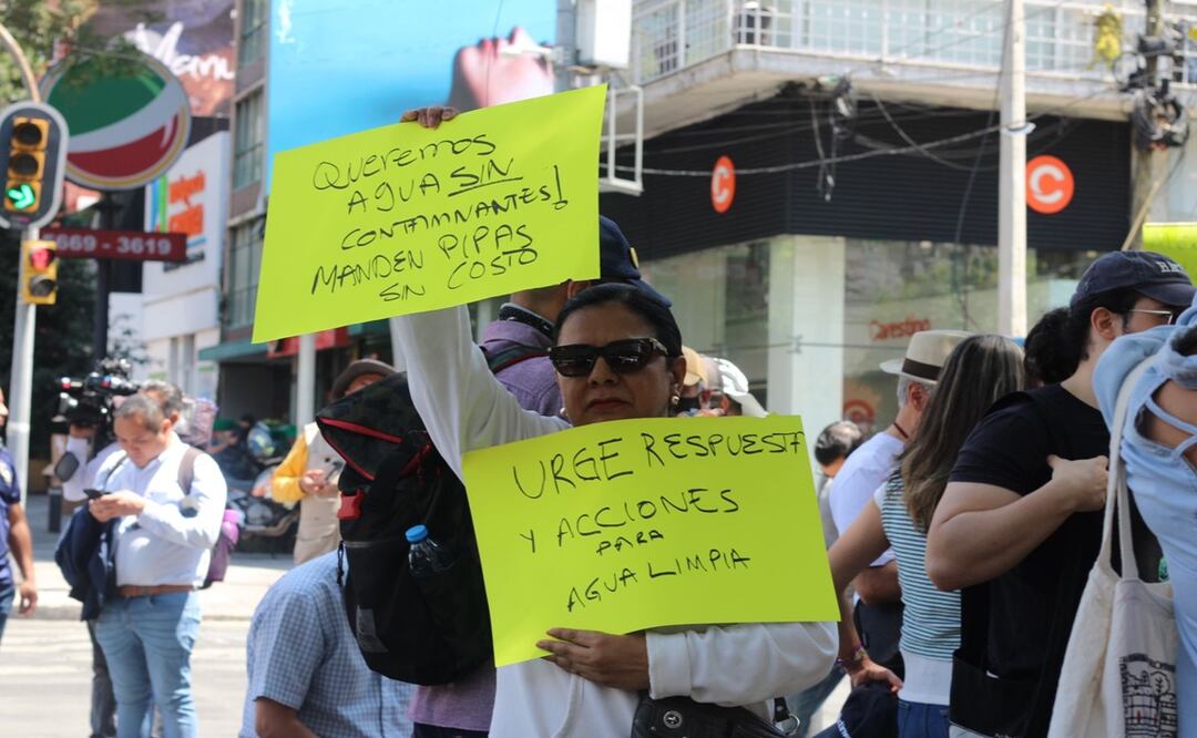 Vecinos de Benito Juárez exigen que las autoridades expliquen claramente qué tiene el agua. Foto: Rafael García