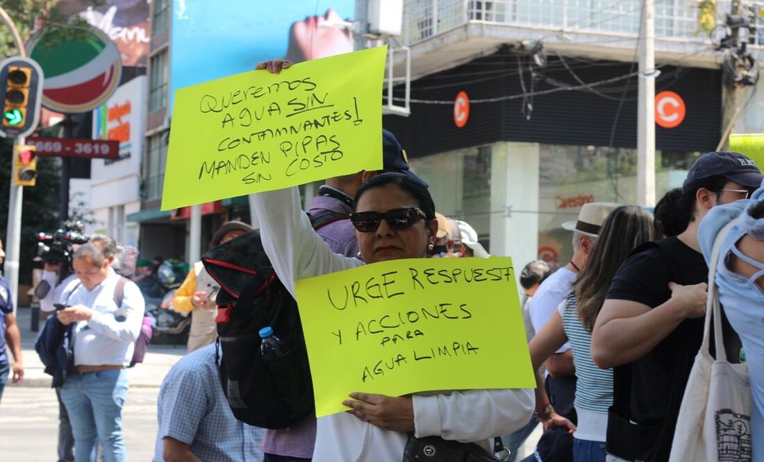 Vecinos de Benito Juárez exigen que las autoridades expliquen claramente qué tiene el agua. Foto: Rafael García