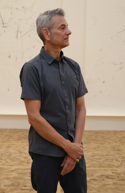 André Lepecki ofreció la charla Corporalidad-acción-arte en el marco de la exposición El gesto y lo invisible, en el Museo Tamayo. Foto: Fernanda Rojas/EL UNIVERSAL.
