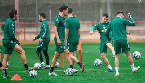 Jugadores del Elche protestan por reducción salarial