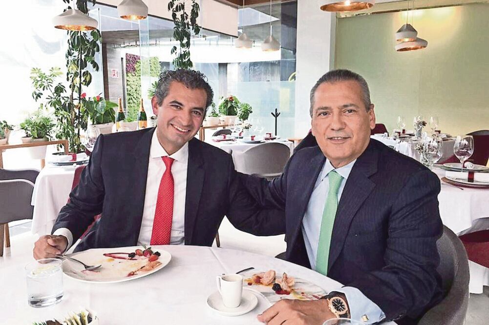 Enrique Ochoa Reza, presidente nacional del PRI, comió ayer con su antecesor Manlio Fabio Beltrones. El nuevo líder tricolor confirmó que el viernes presentó su declaración 3de3 y que después de la revisión, se hizo pública (FOTO TOMADA DE TWITTER)