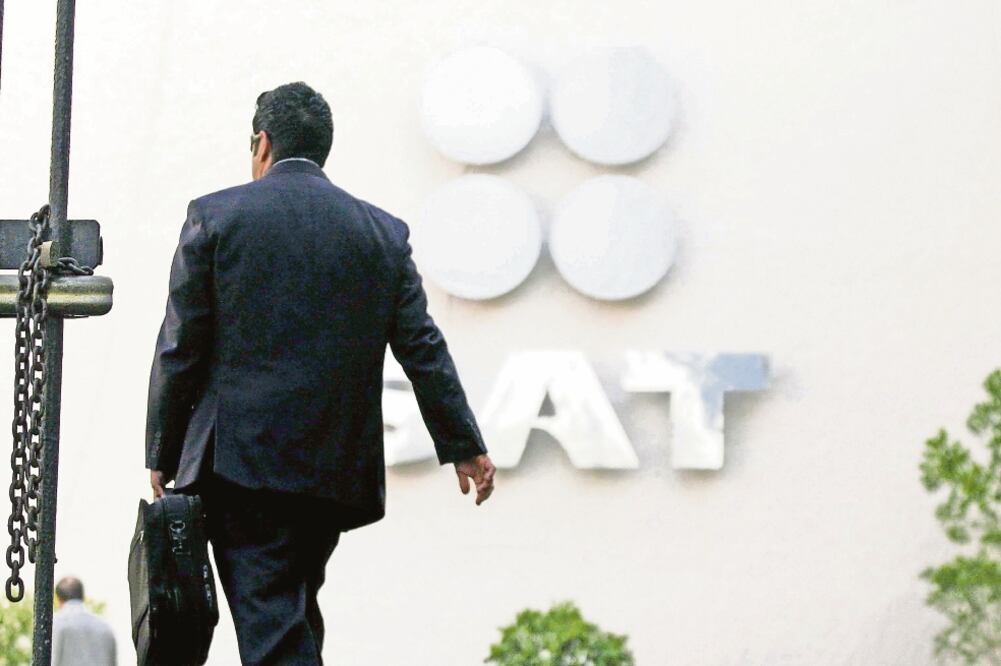 Sin notificarlo, el 30 de julio pasado el SAT modificó el proceso de descarga masiva de facturas electrónicas, lo que complicó el trámite a usuarios. Foto: ARCHIVO EL UNIVERSAL