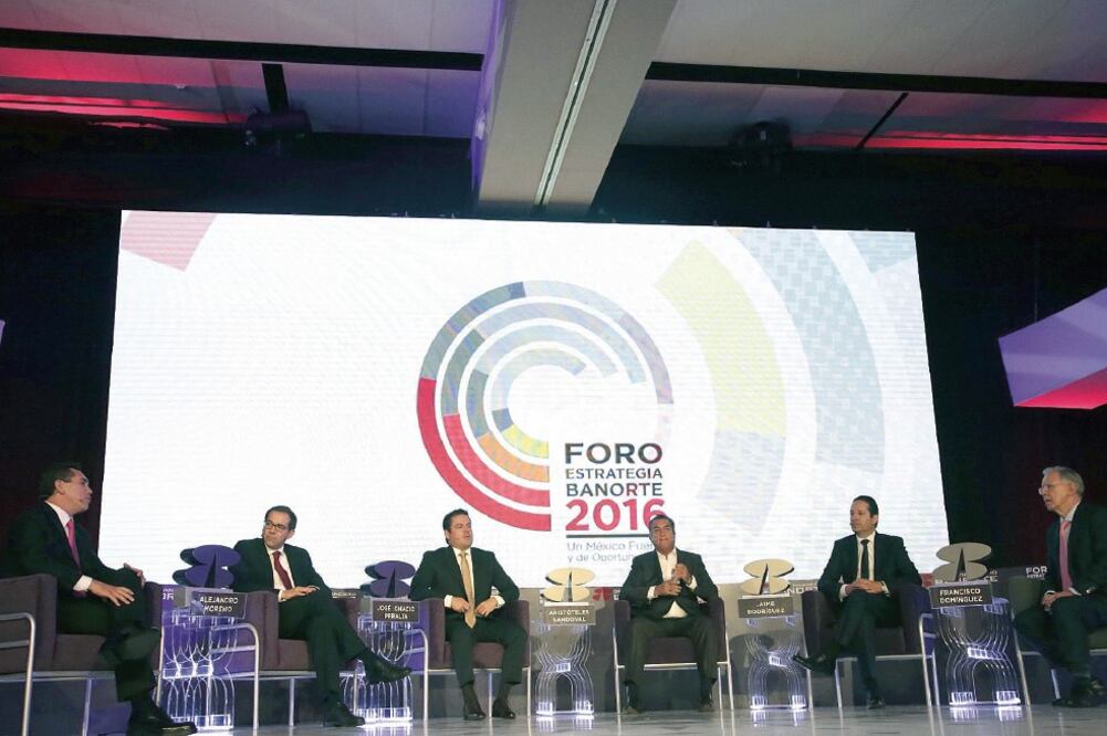 Los mandatarios de Campeche, Colima, Jalisco y Nuevo León, durante el Foro Estrategia 2016 de Banorte (ALEJANDRA LEYVA. EL UNIVERSAL)