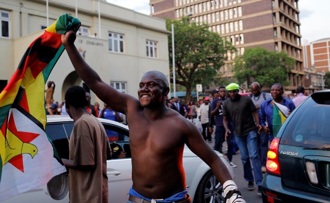 Manifestantes celebran la dimisión de Robert Mugabe como presidente en las inmediaciones del Parlamento en Harare (Zimbabue) (Foto:EFE)