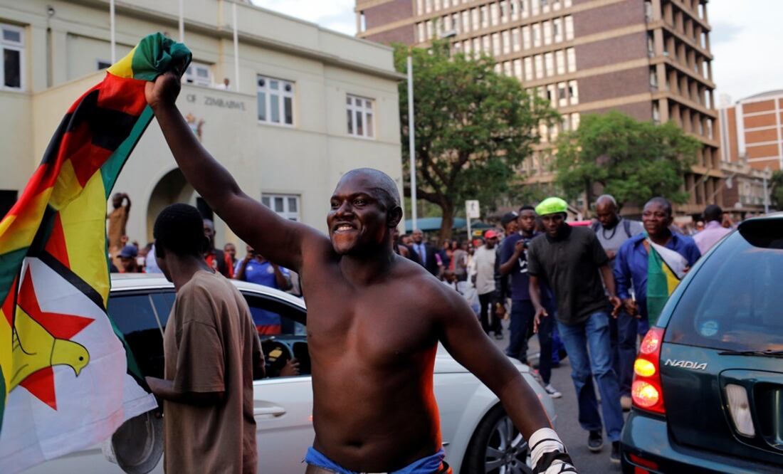 Manifestantes celebran la dimisión de Robert Mugabe como presidente en las inmediaciones del Parlamento en Harare (Zimbabue) (Foto:EFE)