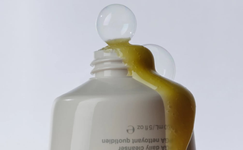Limpiador facial diario suave, en bálsamo que se transforma en espuma, que elimina el protector solar y el maquillaje. Foto: Rhode