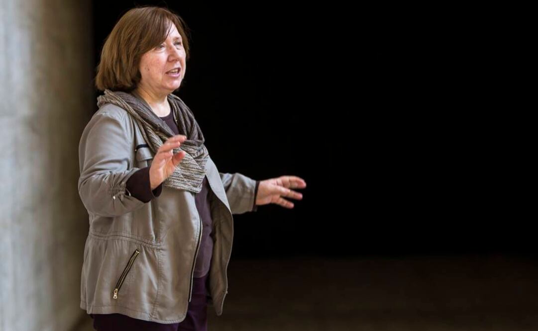 "Cuando una sociedad se encuentra en una etapa de evolución de la conciencia, llega a elementos del socialismo", señaló la autora de "La guerra no tiene rostro de mujer". FOTO: Quique García/EFE.