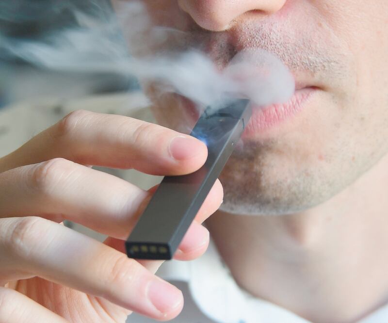 Aunque en un principio los cigarrillos electrónicos, vapeadores o vapers se promocionaron como una alternativa al consumo de tabaco, en la actualidad diversos estudios han revelado los daños que ocasiona. Foto: Archivo. EL UNIVERSAL