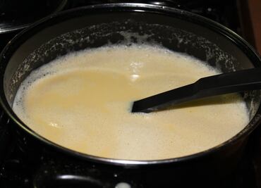 Doña Ángela enseña cómo preparar rompope