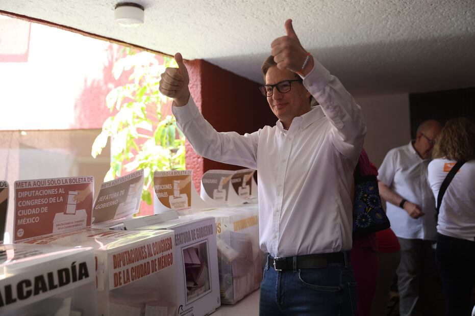 Sonriente y confiado en obtener un buen resultado en la elección para la Jefatura de Gobierno, Salomón Chertorivski emitió su voto en lomas de Chapultepec casilla 4982. Foto: Iván Montaño / EL UNIVERSAL