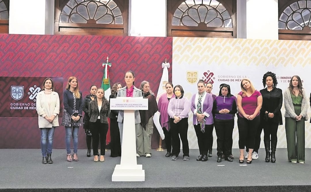 Claudia Sheinbaum en conferencia en compañía de diputadas, así como integrantes del Frente Nacional contra la Violencia Vicaria. Foto: Archivo / EL UNIVERSAL