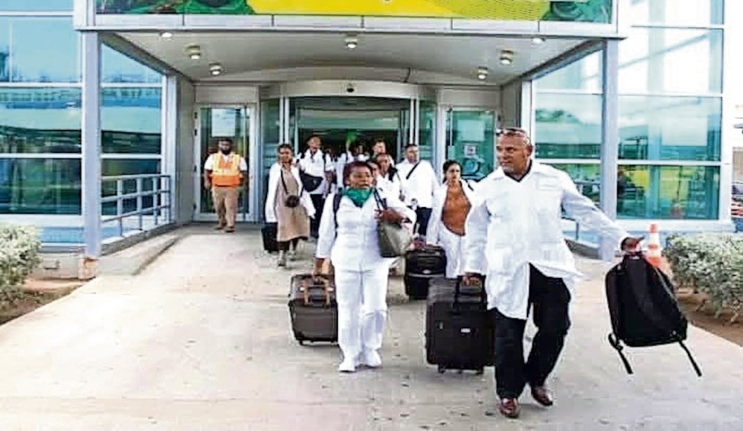 Brigada médica al llegar a Jamaica. Granma ha documentado las cifras acumuladas y actuales de las misiones. Foto: CORTESÍA NOSOMOSDESERTORES