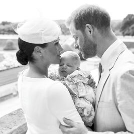 En discreta ceremonia Enrique y Meghan bautizan a su hijo