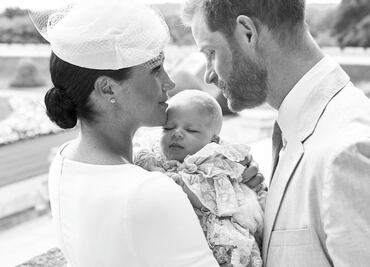 En discreta ceremonia Enrique y Meghan bautizan a su hijo