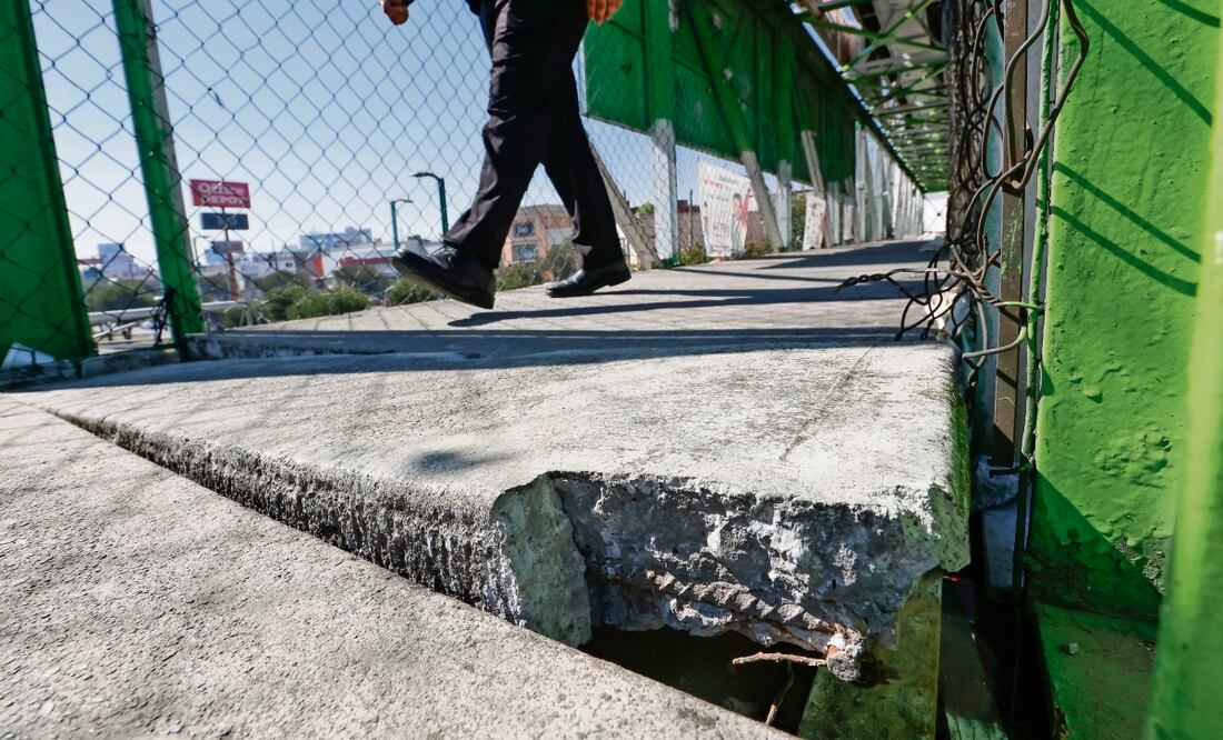 Usuarios de puente peatonal refieren que está muy descuidado y peligroso y no es posible atravesar la avenida, aunque algunos sí lo hacen. Foto: Jorge Alvarado / EL UNIVERSAL