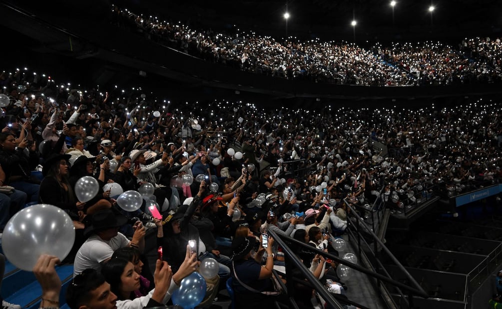Fans del cantante colombiano Yeison Jiménez asisten a sus honras fúnebres en Bogotá el 14 de enero de 2026. Seis personas murieron el 10 de enero, incluido el popular cantante Yeison Jiménez, cuando la avioneta en la que viajaban se estrelló poco después de despegar en el centro de Colombia, informaron las autoridades.
Foto de Raúl ARBOLEDA / AFP.