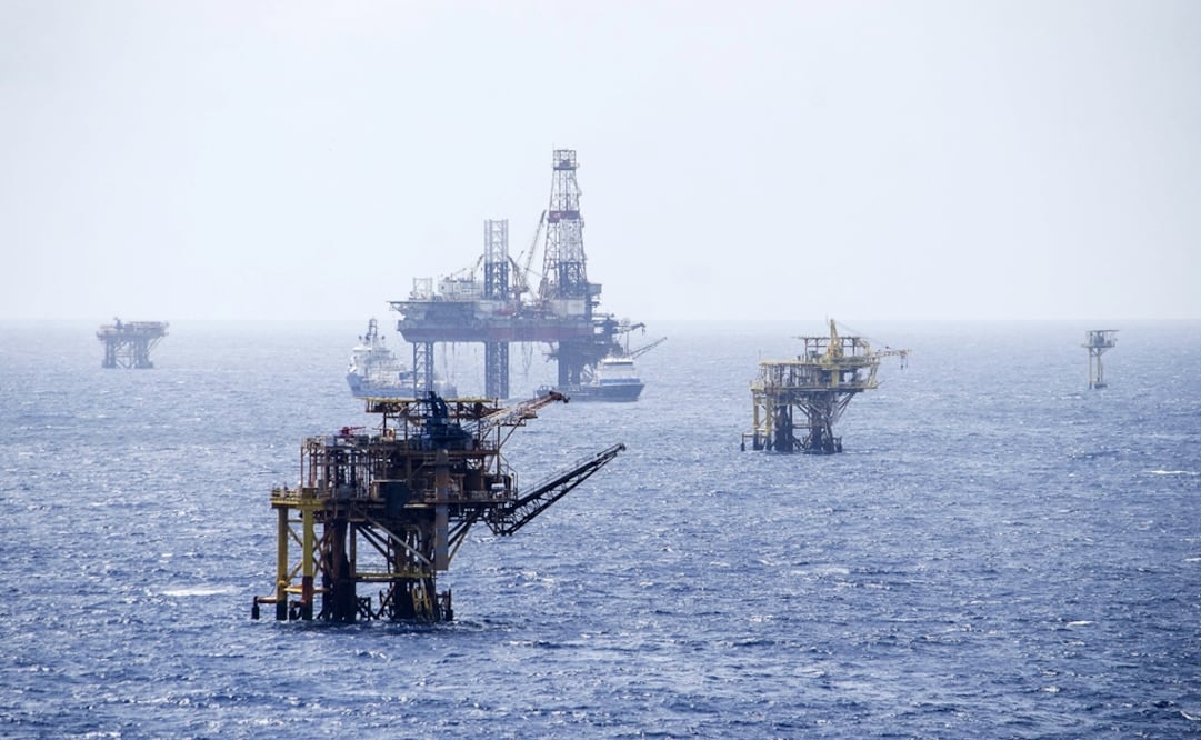 Mexico’s new government will hypothetically be able to bring PEMEX’s crude production level back to 2 million barrels a day starting their third year (2021) - Photo: CUARTOSCURO