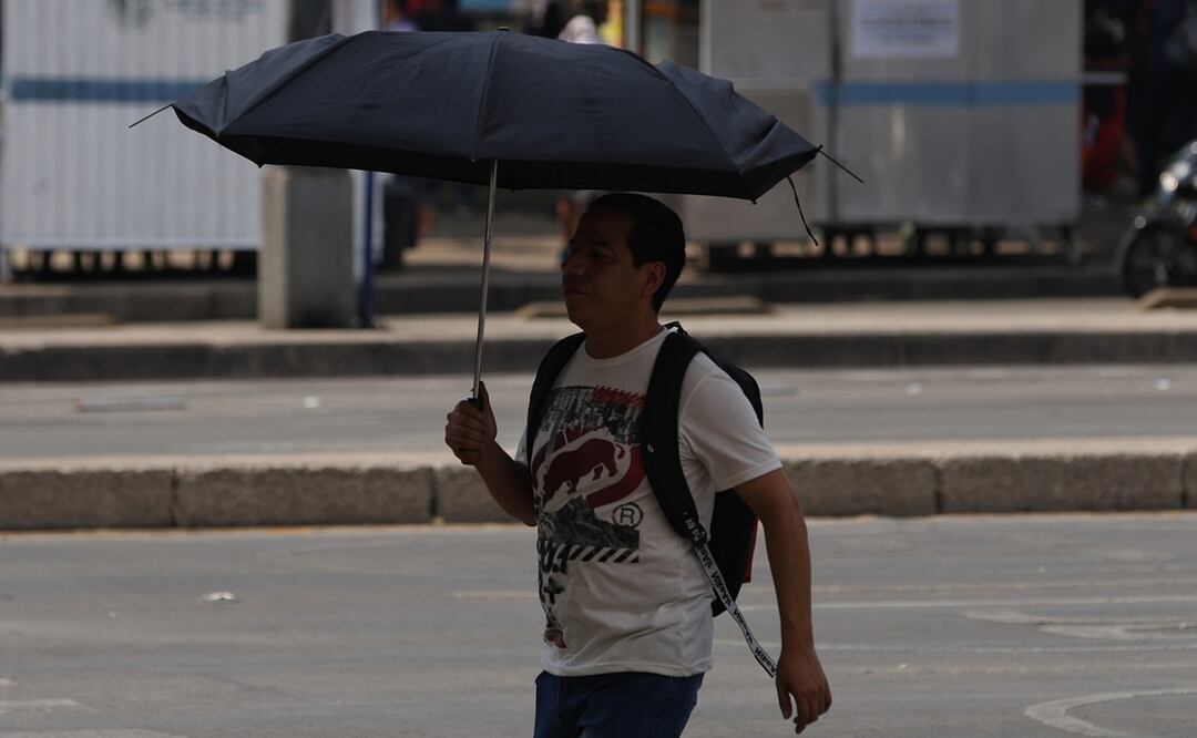 Está tarde se registraron altas temperaturas en la CDMX, sobre paseo de la reforma algunas personas se protegieron con paraguas, gorras y lentes. Foto: Fernanda Rojas/El Universal