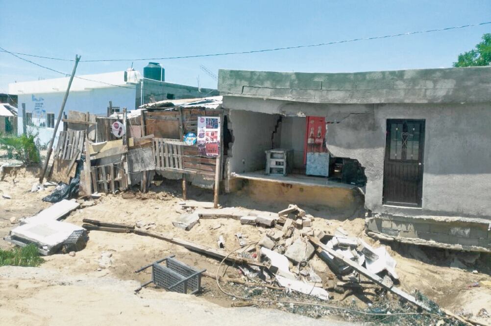 En la colonia Real Unidad, en Cabo San Lucas, la corriente se llevó la pared de la vivienda de doña Edith, quien tenía una tienda en el lugar (ESPECIAL)