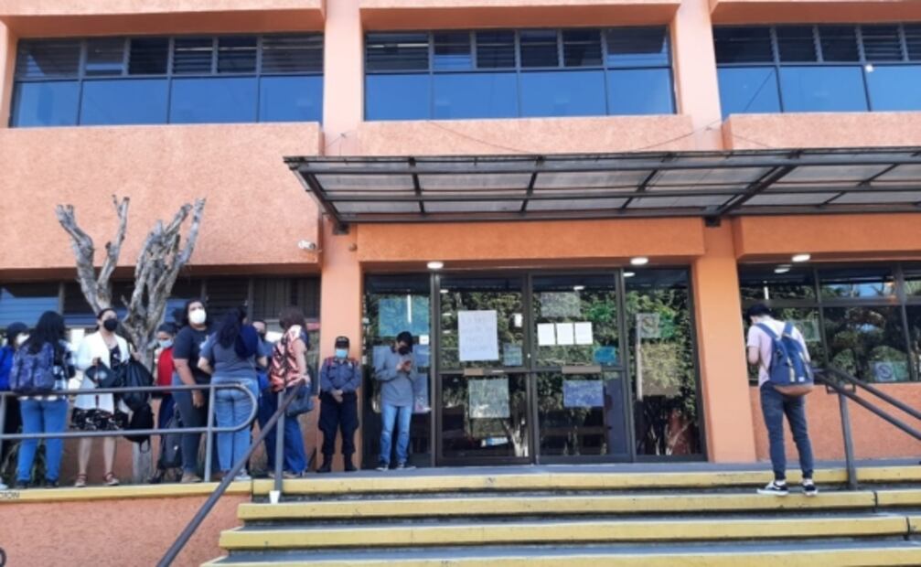 Ante caso de misoginia de parte de profesor, alumnos toman instalaciones de la Universidad Veracruzana