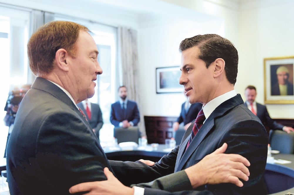 El presidente Enrique Peña Nieto (der.) reconoció la postura del gobernador de Utah, Gary Herbert, a favor de las más de 290 mil personas de origen mexicano que radican en ese estado, así como su apoyo a la comunidad migrante (PRESIDENCIA)