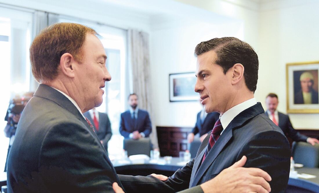El presidente Enrique Peña Nieto (der.) reconoció la postura del gobernador de Utah, Gary Herbert, a favor de las más de 290 mil personas de origen mexicano que radican en ese estado, así como su apoyo a la comunidad migrante (PRESIDENCIA)