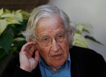 La tercera amenaza existencial de la humanidad, según Chomsky