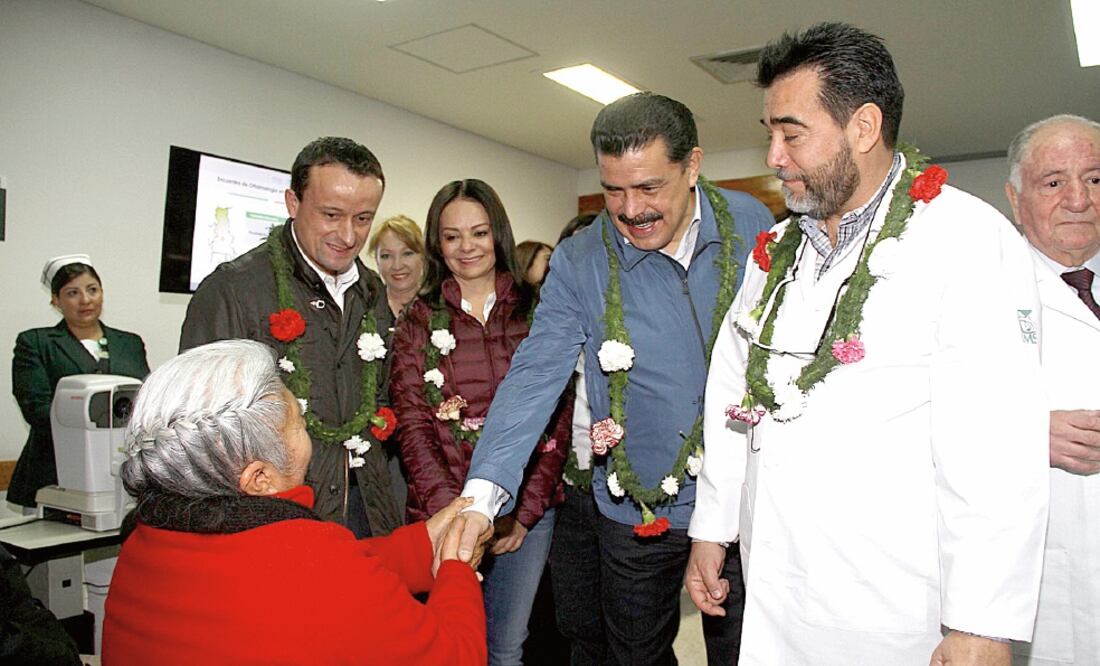 El gobernador de Hidalgo, Francisco Olvera, durante su visita al municipio de Ixmiquilpan, en compañía del director del IMSS, Mikel Arriola, quien se pronunció porque nadie se quede sin ser atendido, principalmente la población marginada (ESPECIAL)